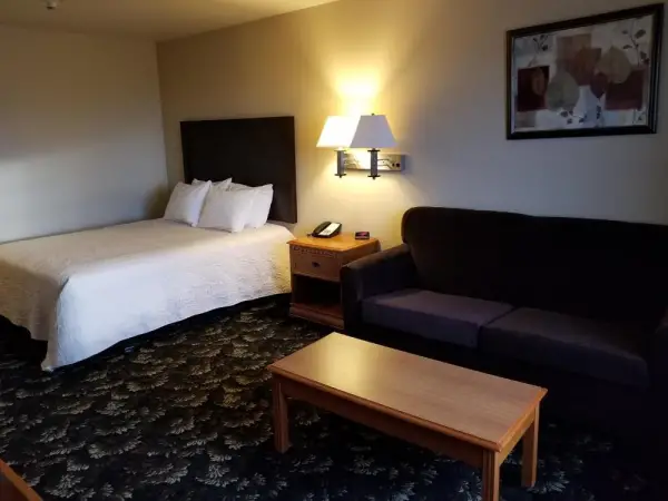 Grand View Inn & Suites 10